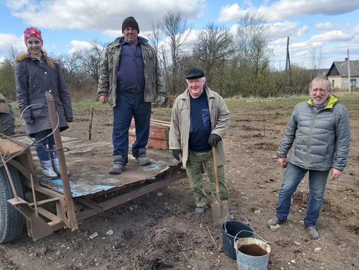 Закончили посадку вишен в парке Памяти села Мокрый Корь. 28 апреля 2020 года.