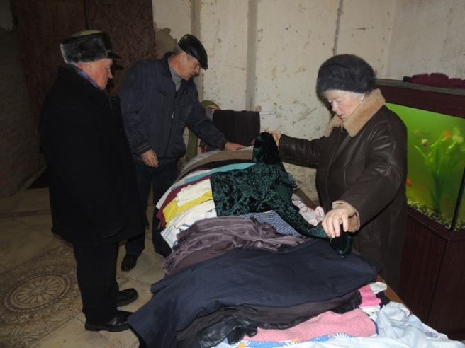 Фонд "Народная дипломатия" организовал раздачу гуманитарной помощи в храме Рождества Христова села Мокрый Корь. 13 декабря 2015 года.