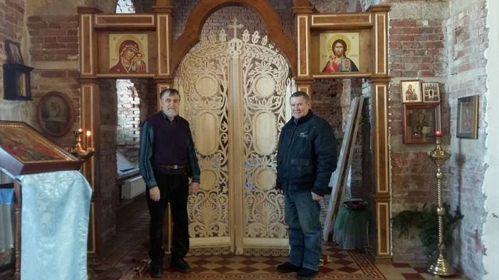 Установлены Царские врата в алтаре предела Адриана и Натальи возрождаемого храма Рождества Христова